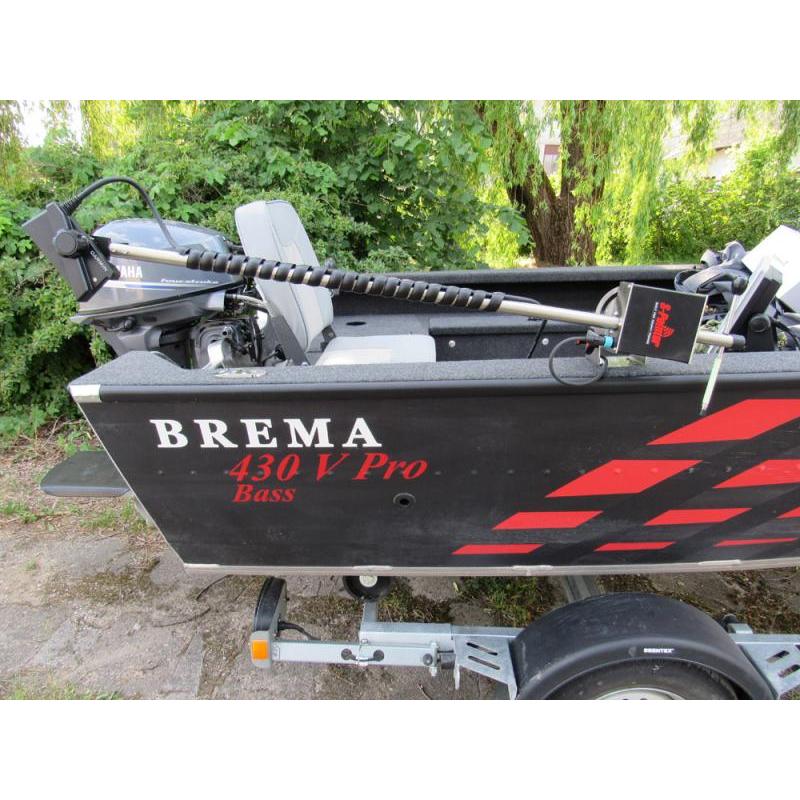 Night fishing enabled sonar mount with integrated lighting sticks